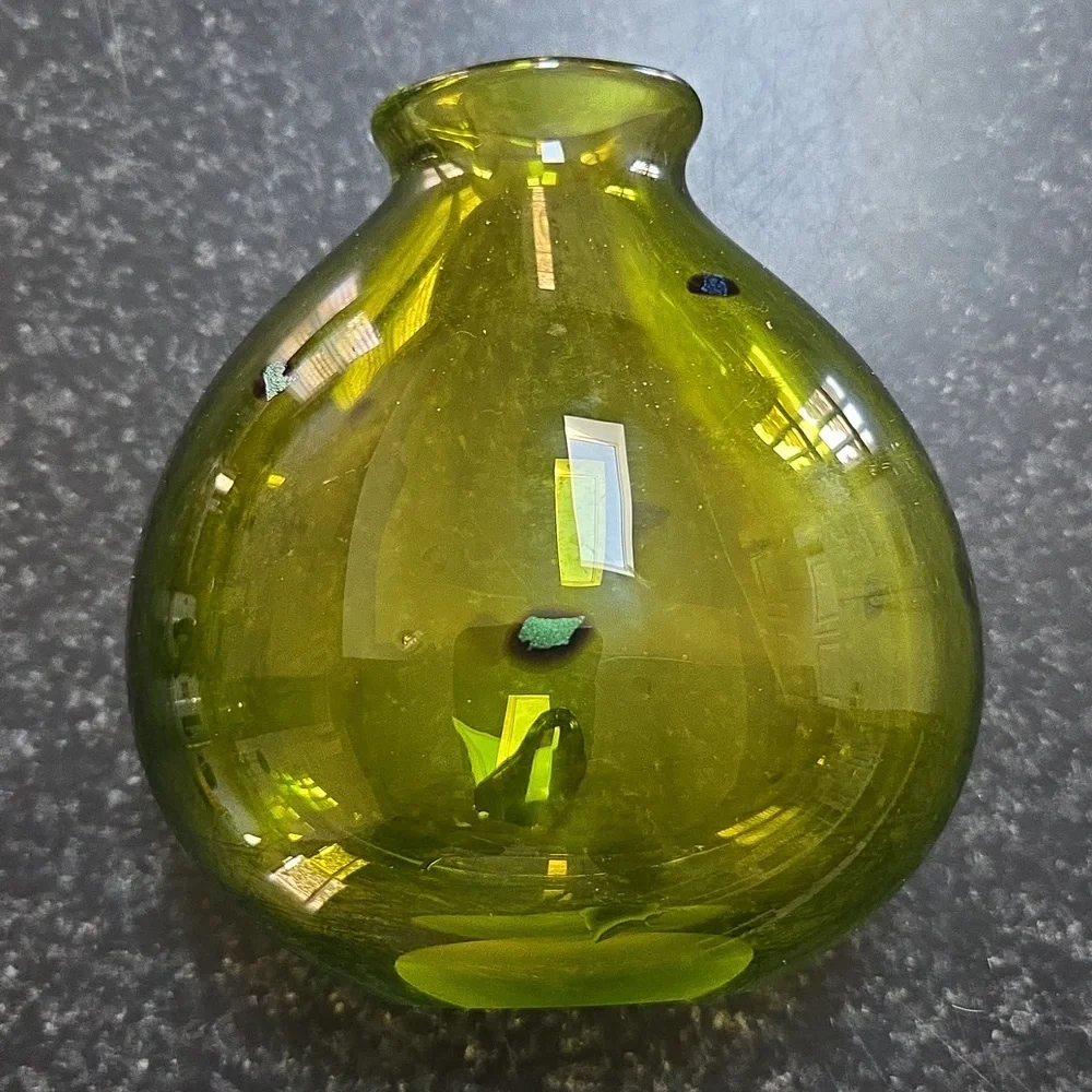 Sharon Fujimoto Handblown Sign Art Green Glass Flakes Bud Vase Vintage Japanese